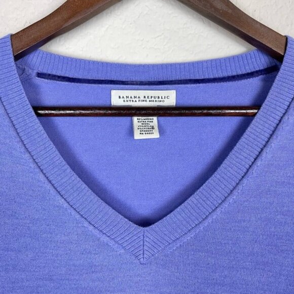 Banana Republic Extra Fine Merino Wool Sweater M Lavender Purple V-Neck Warm - Picture 2 of 7